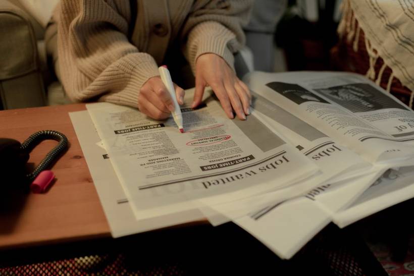 Când se suspendă sau încetează indemnizația de șomaj — și cum reiei plata