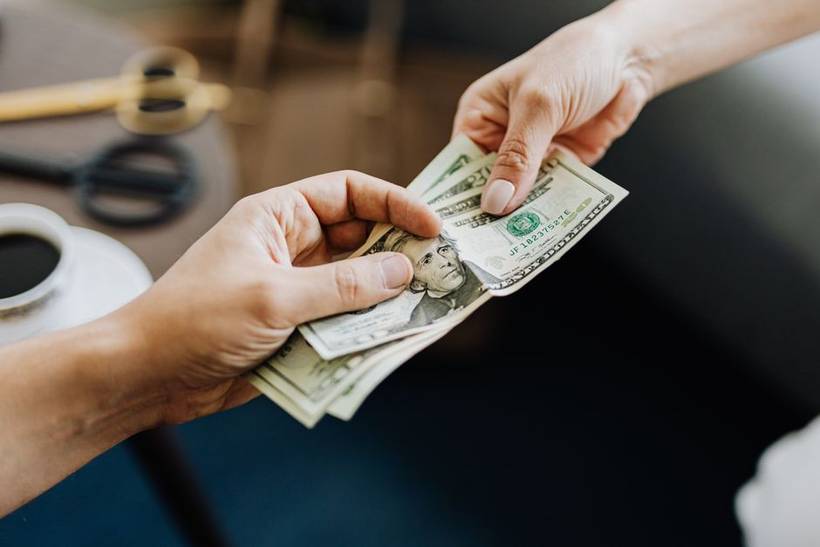 Salariile compensatorii la concediere: când se acordă și cum le negociezi