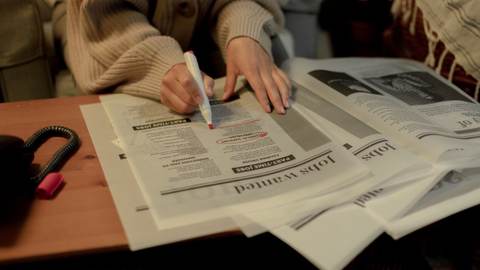 Când se suspendă sau încetează indemnizația de șomaj — și cum reiei plata