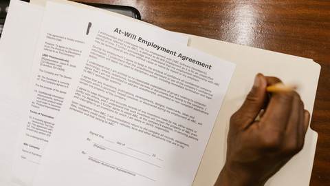 Încetarea contractului pe perioadă determinată: ce urmează la expirare