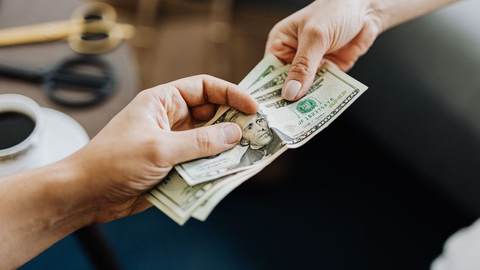 Salariile compensatorii la concediere: când se acordă și cum le negociezi